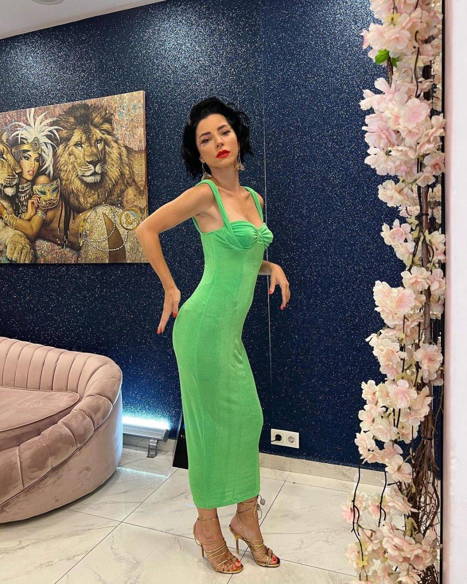 Merve Boluğur'un ilk sahne performansı