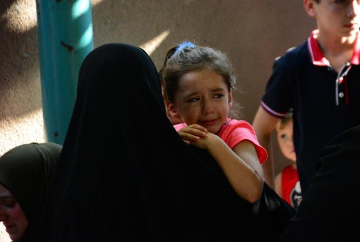 Kocaeli'de bir genç kız, babasının öldürdüğü annesinin tabutuna sarılıp ağladı