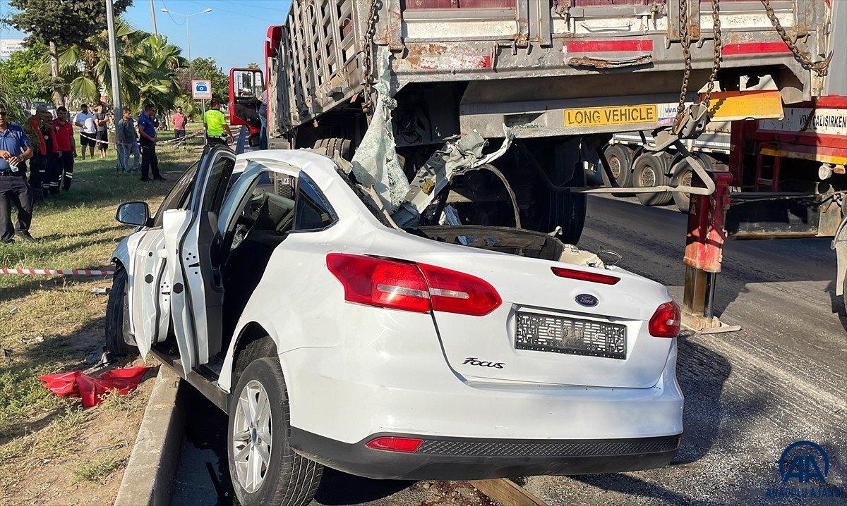 Mersin'de tıra çarpan otomobildeki 3 kişi öldü
