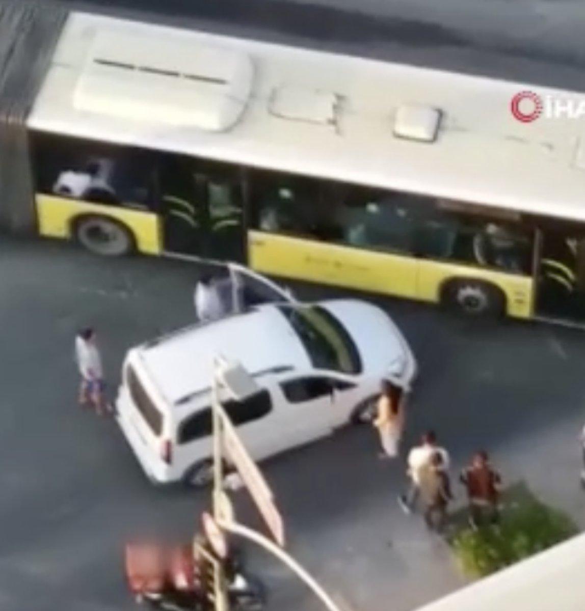 Esenyurt'ta ters yönde giden sürücü, İETT otobüsünü yumrukladı