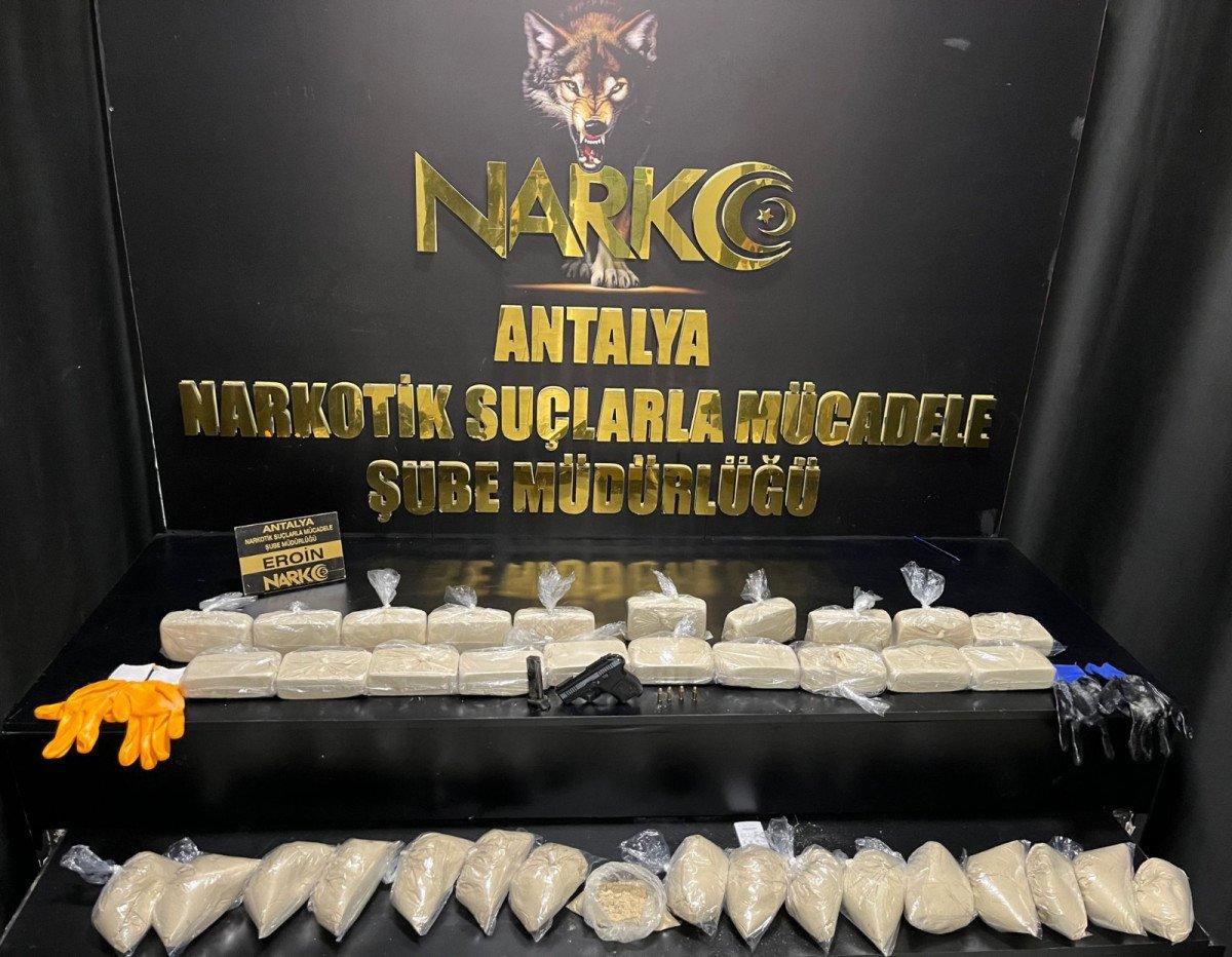 Antalya'da polisten 'Kökünü kurut' operasyonu: 32 gözaltı