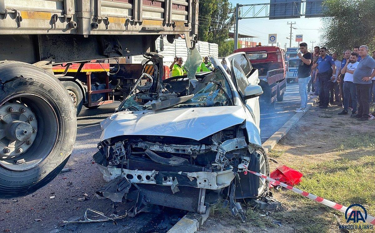 Mersin'de tıra çarpan otomobildeki 3 kişi öldü