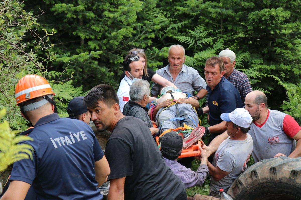 Bolu'da devrilen traktördeki anne ve oğlu yaralı kurtuldu