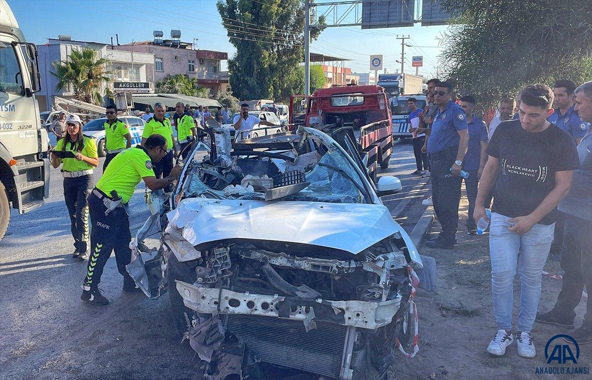 Mersin'de tıra çarpan otomobildeki 3 kişi öldü