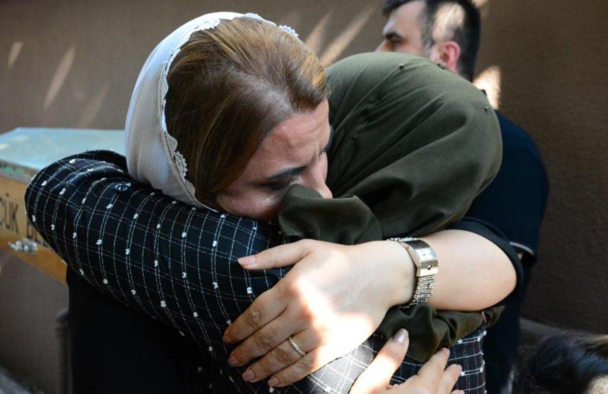 Kocaeli'de bir genç kız, babasının öldürdüğü annesinin tabutuna sarılıp ağladı