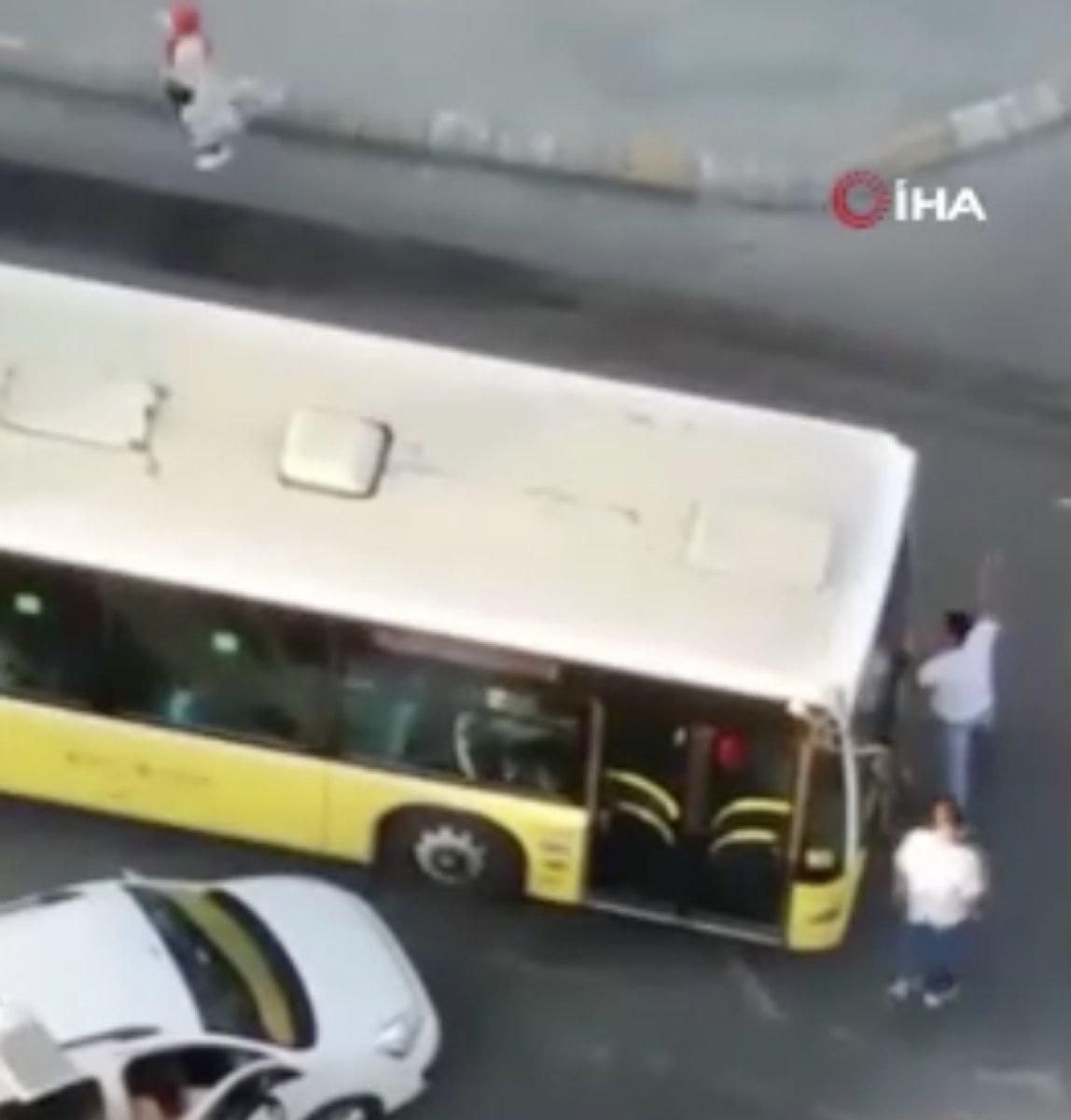 Esenyurt'ta ters yönde giden sürücü, İETT otobüsünü yumrukladı