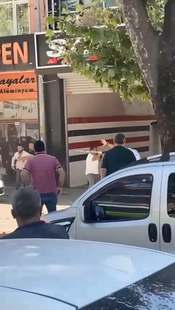 Kocaeli'de trafik tartışmasında sopalar konuştu