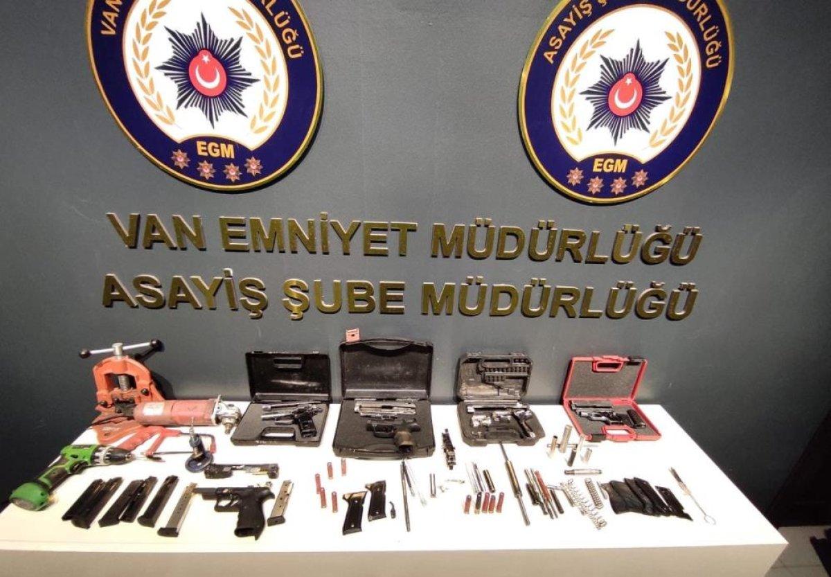 Van'da kurusıkıları gerçek tabancaya dönüştüren şahıs yakalandı