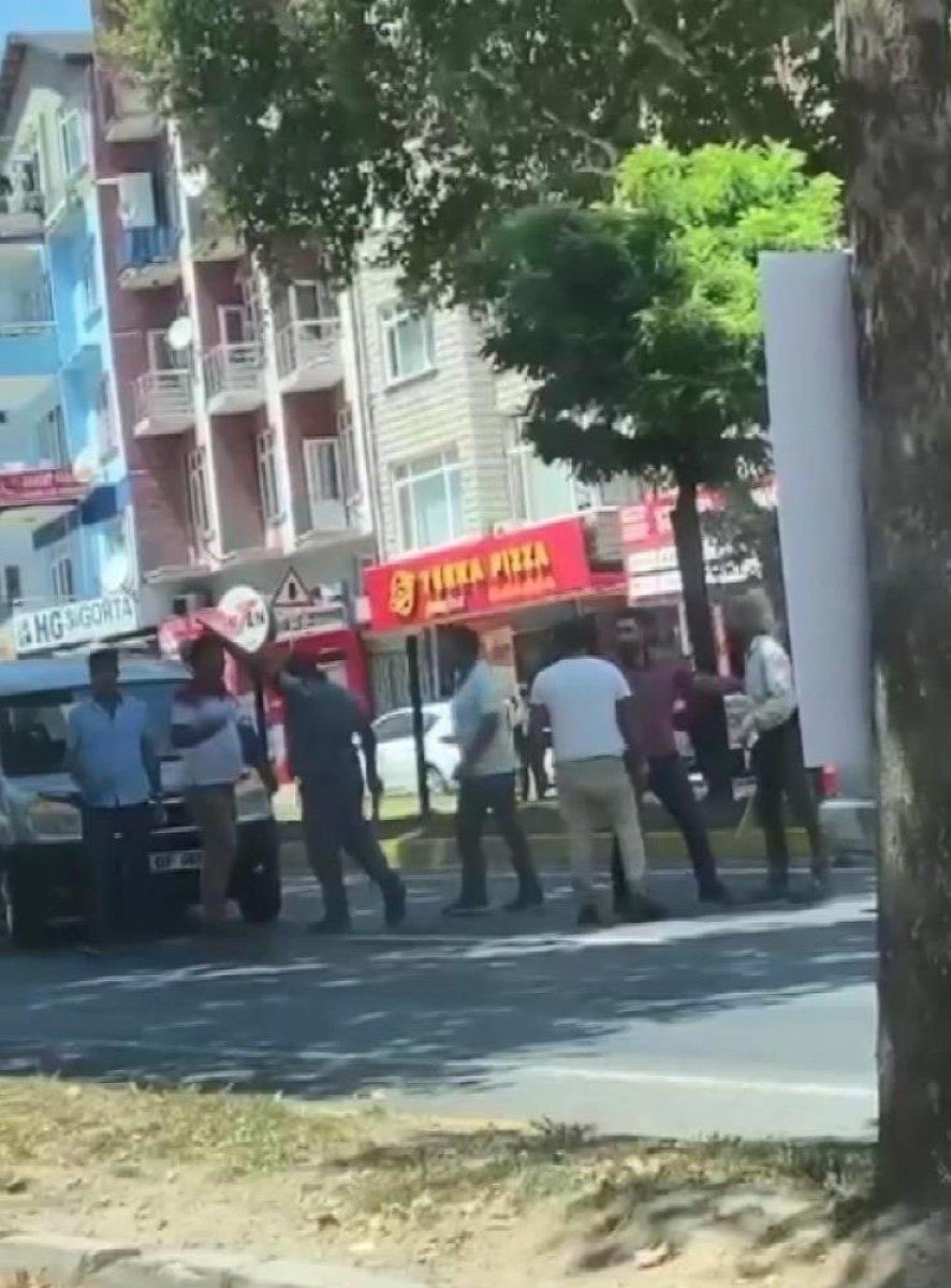 Kocaeli'de trafik tartışmasında sopalar konuştu