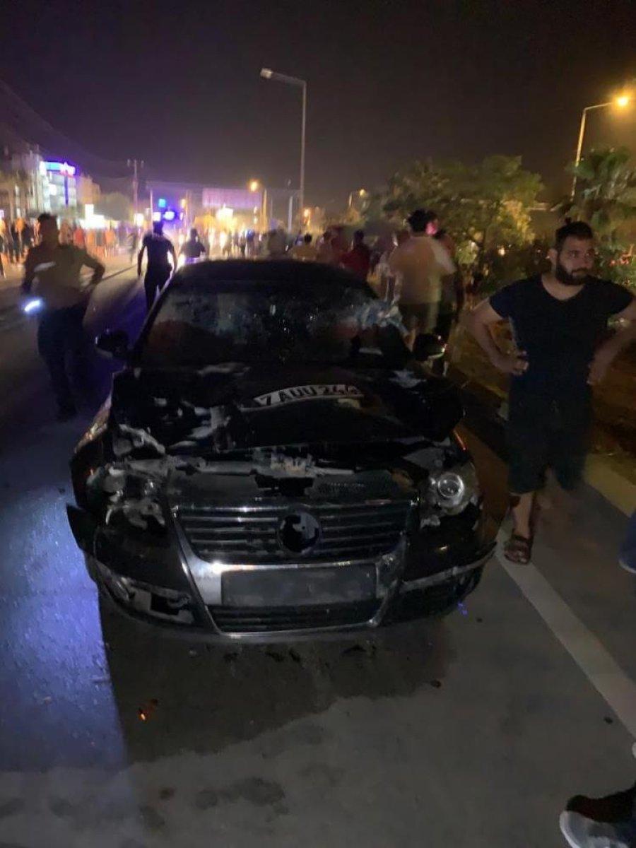 Antalya’da karşıya geçen kadınlara otomobil çarptı: 3 ölü