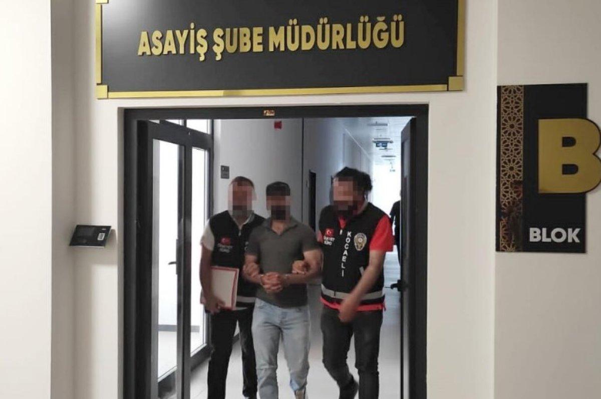Kocaeli'de bir genç kız, babasının öldürdüğü annesinin tabutuna sarılıp ağladı