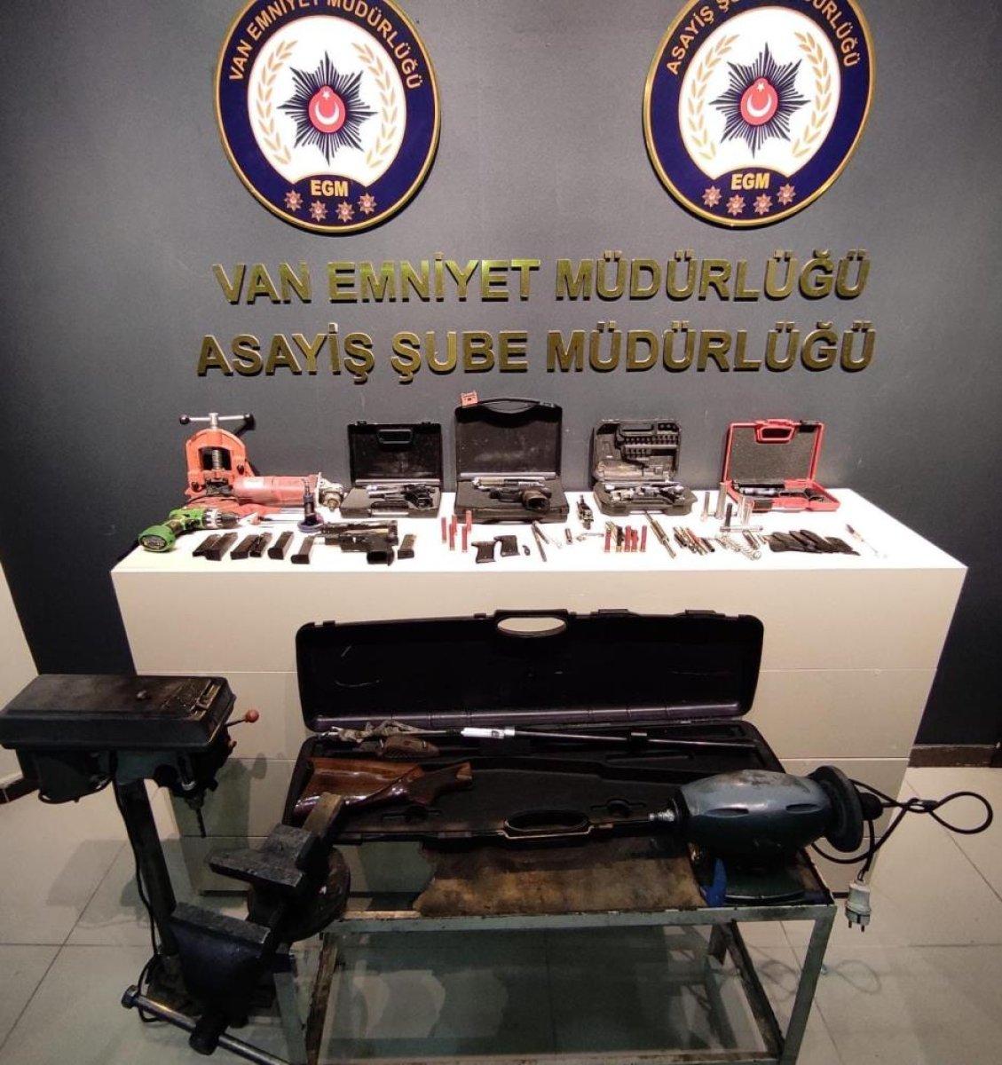Van'da kurusıkıları gerçek tabancaya dönüştüren şahıs yakalandı