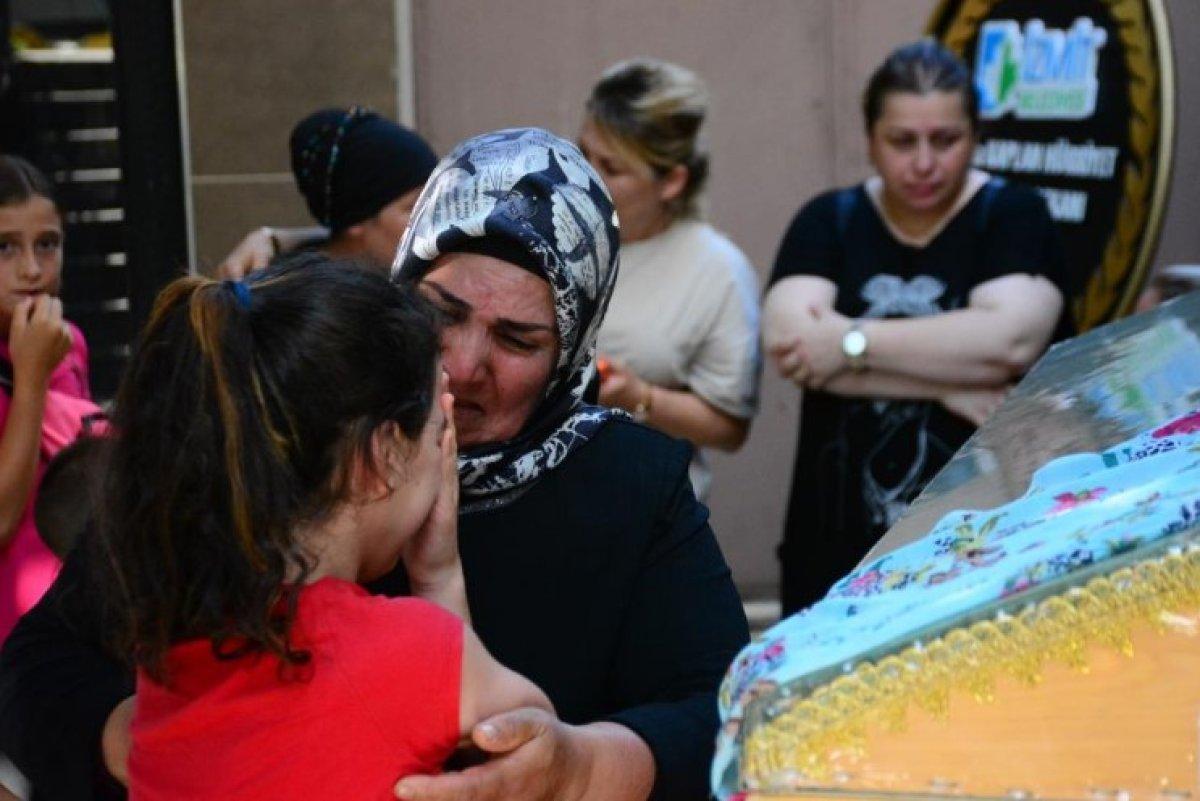 Kocaeli'de bir genç kız, babasının öldürdüğü annesinin tabutuna sarılıp ağladı