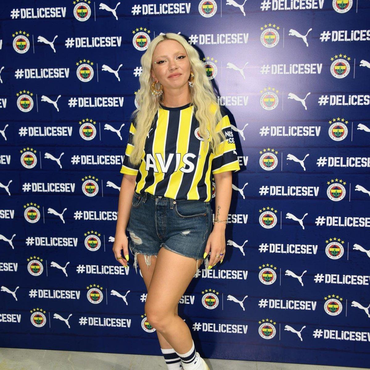 Ece Seçkin ile Afra Saraçoğlu'nun tanıttığı Fenerbahçe formalarına yoğun ilgi