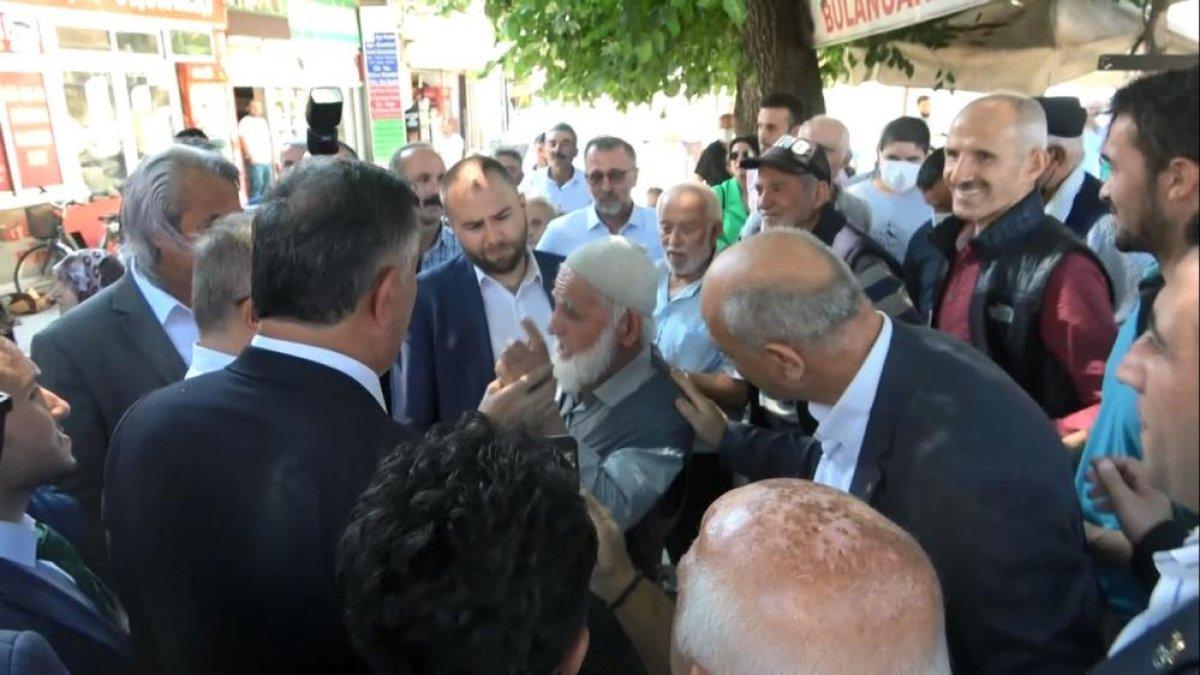 Ahmet Davutoğlu'na Giresun'da tepki gösterildi