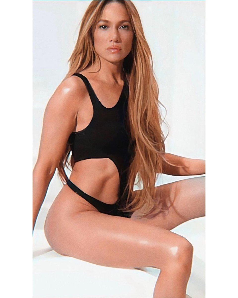 Yeni gelin Jennifer Lopez'ten iddialı pozlar