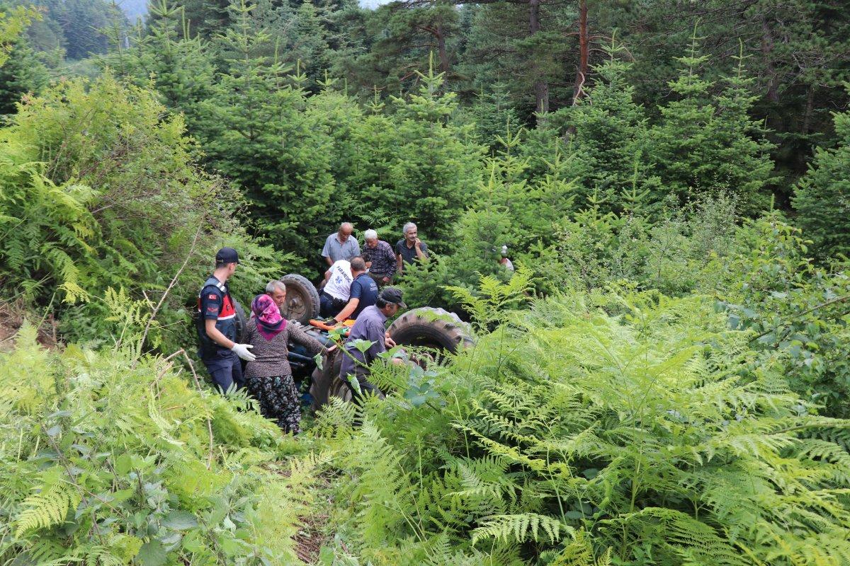 Bolu'da devrilen traktördeki anne ve oğlu yaralı kurtuldu