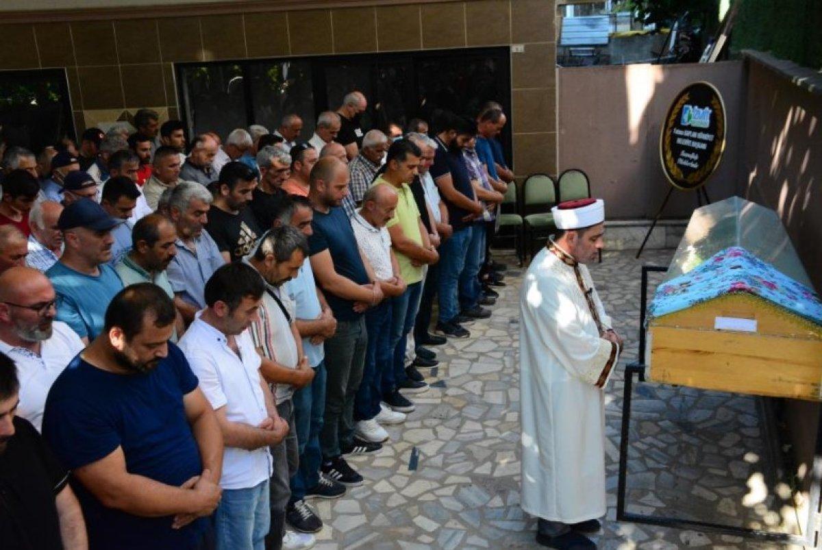 Kocaeli'de bir genç kız, babasının öldürdüğü annesinin tabutuna sarılıp ağladı