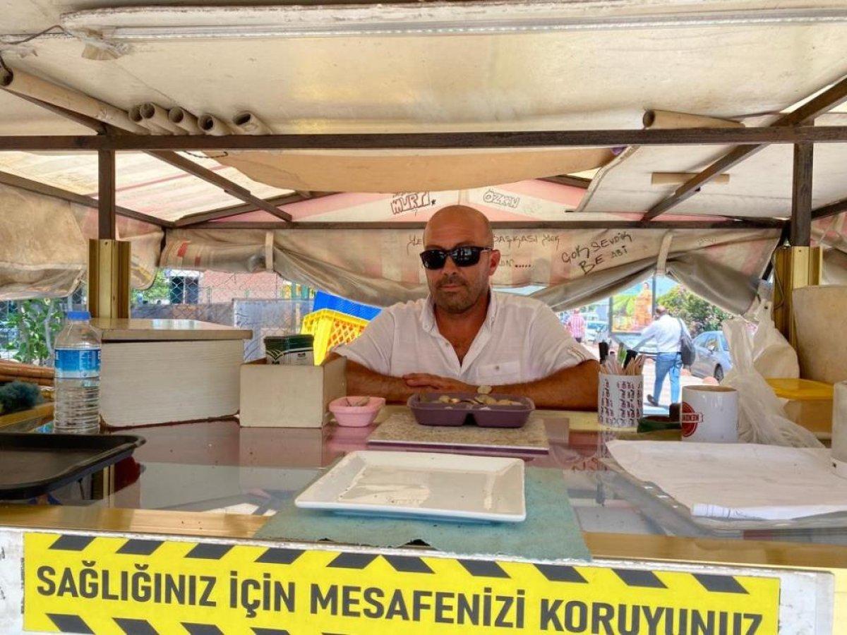 Kadıköy’de simitçiden adres sorularına tabelalı cevap