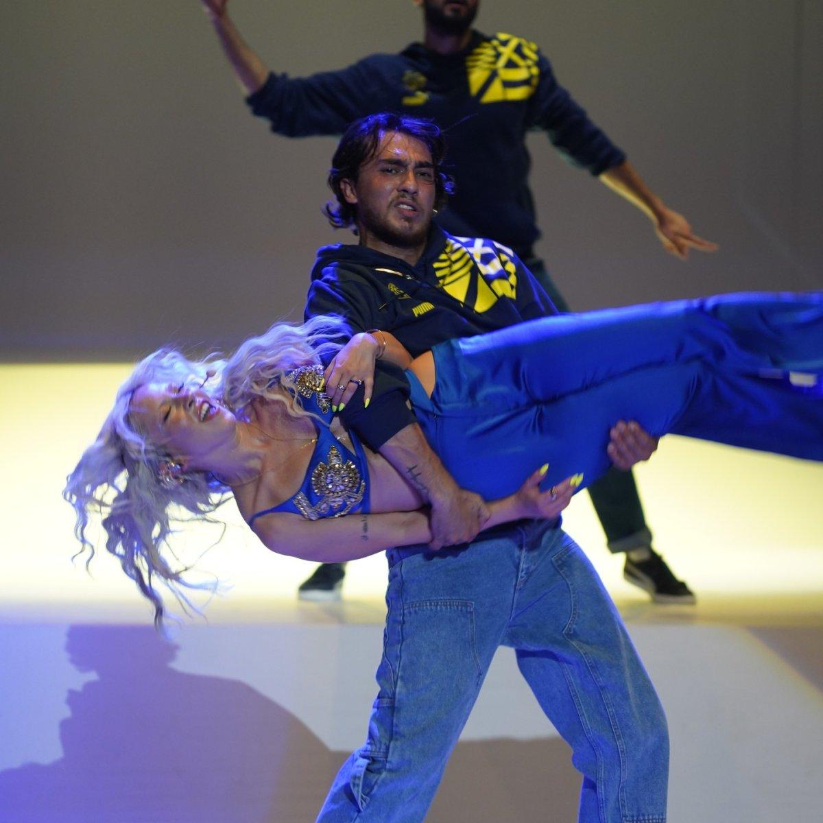 Ece Seçkin ile Afra Saraçoğlu'nun tanıttığı Fenerbahçe formalarına yoğun ilgi