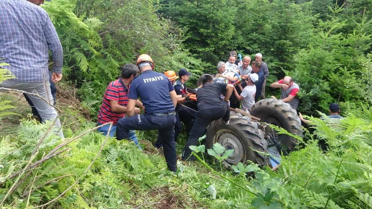 Bolu'da devrilen traktördeki anne ve oğlu yaralı kurtuldu