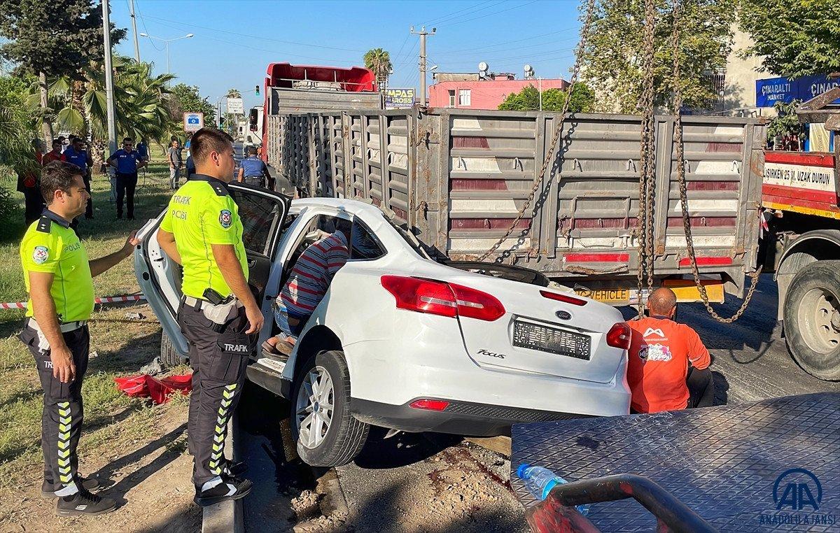 Mersin'de tıra çarpan otomobildeki 3 kişi öldü