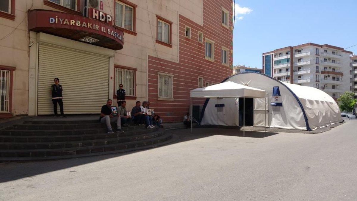 Diyarbakır'da ailelerin evlat nöbeti bin 53’üncü gününde