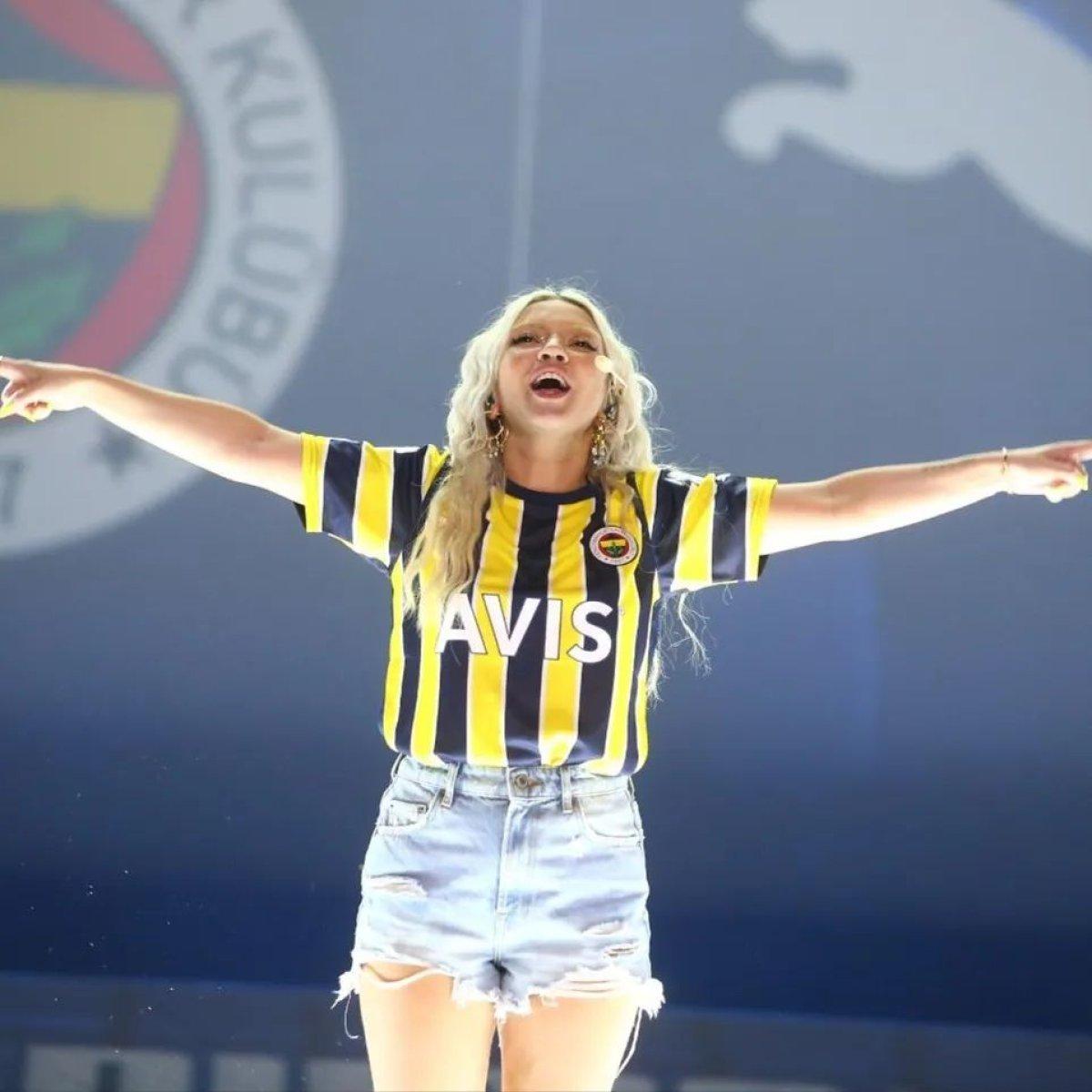 Ece Seçkin ile Afra Saraçoğlu'nun tanıttığı Fenerbahçe formalarına yoğun ilgi