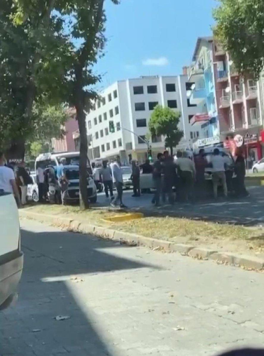 Kocaeli'de trafik tartışmasında sopalar konuştu