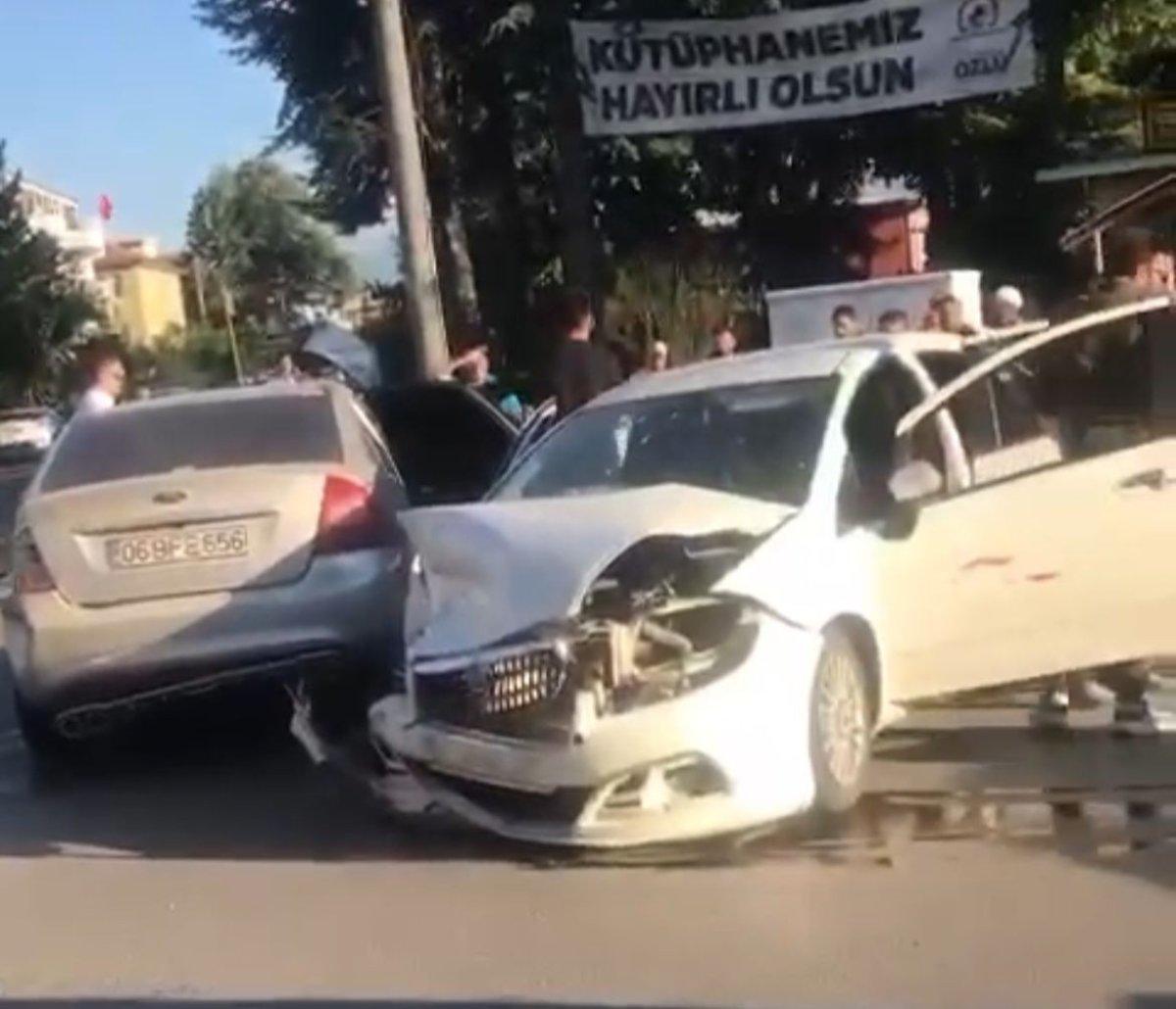 Düzce’de kavşakta iki otomobil çarpıştı: 6 yaralı