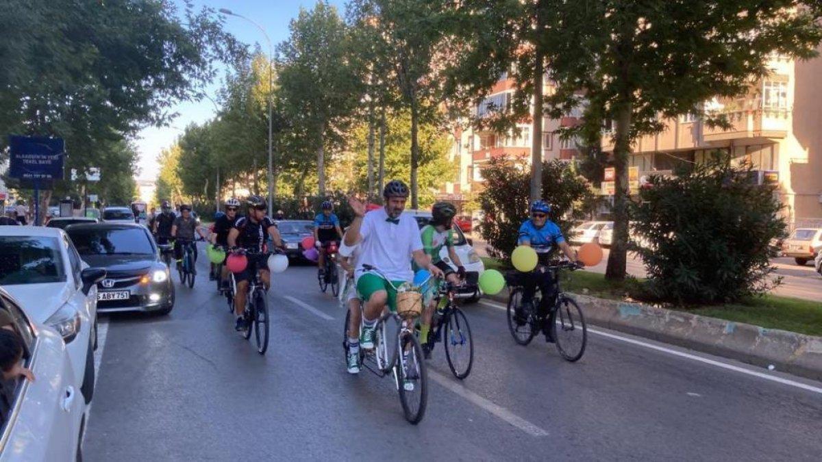 Kahramanmaraş'ta evlenen çiftin gelin aracı bisiklet oldu
