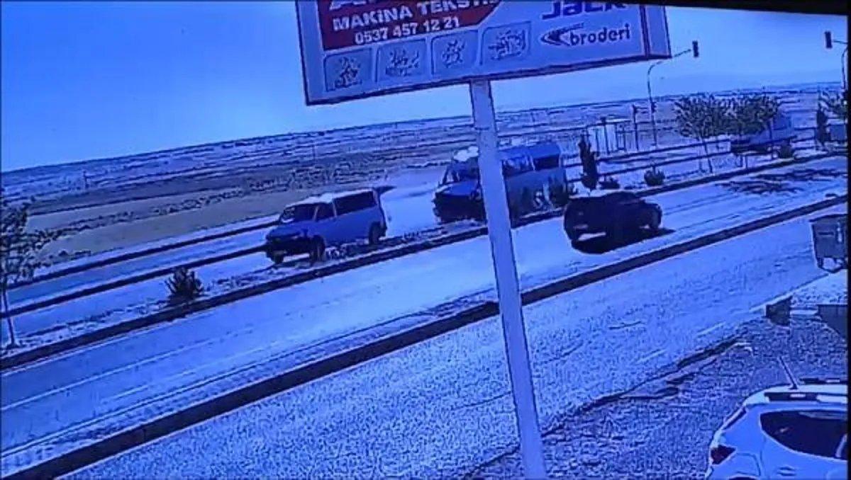 Diyarbakır'da hasarlı minibüse, tarım işçilerini taşıyan minibüs çarptı