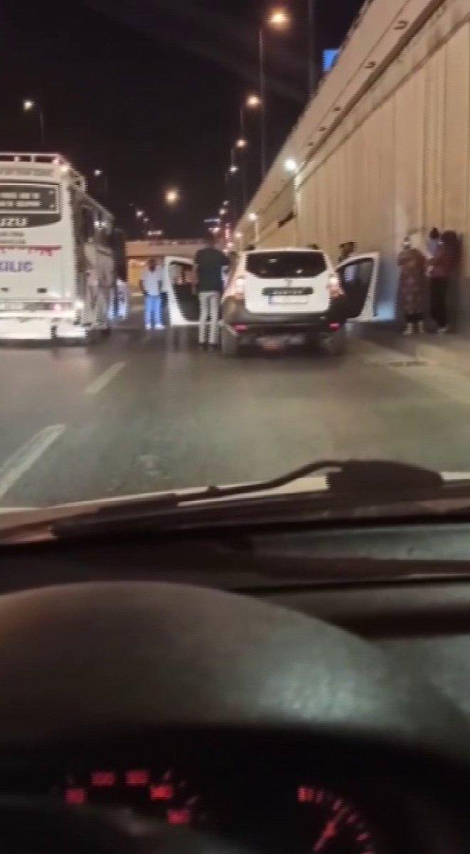 Adana'da asker uğurlarken akan trafiği durdurup, çiftetelli oynadılar