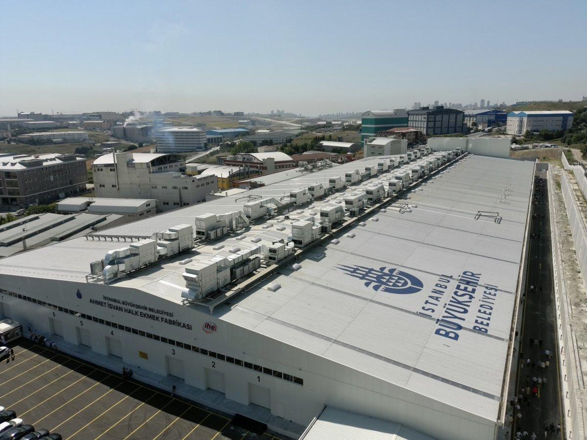 İBB Halk Ekmek Fabrikası açılışında Ekrem İmamoğlu, Kemal Kılıçdaroğlu'na ekmek bölüp verdi