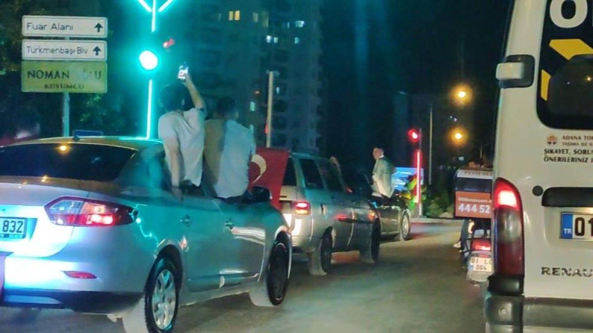 Adana'da asker uğurlarken akan trafiği durdurup, çiftetelli oynadılar