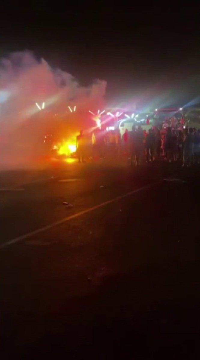 Adana'da asker uğurlarken akan trafiği durdurup, çiftetelli oynadılar