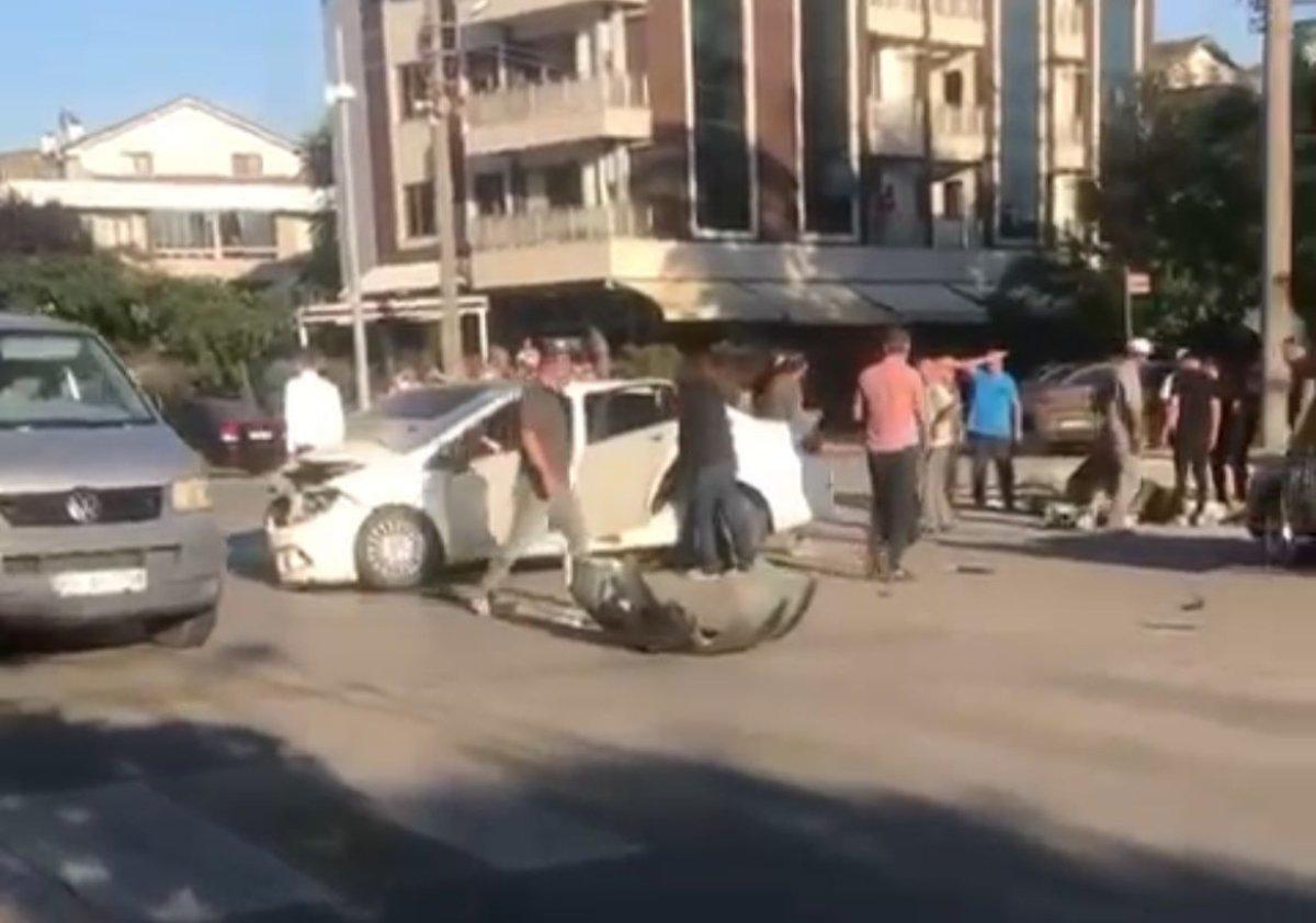 Düzce’de kavşakta iki otomobil çarpıştı: 6 yaralı