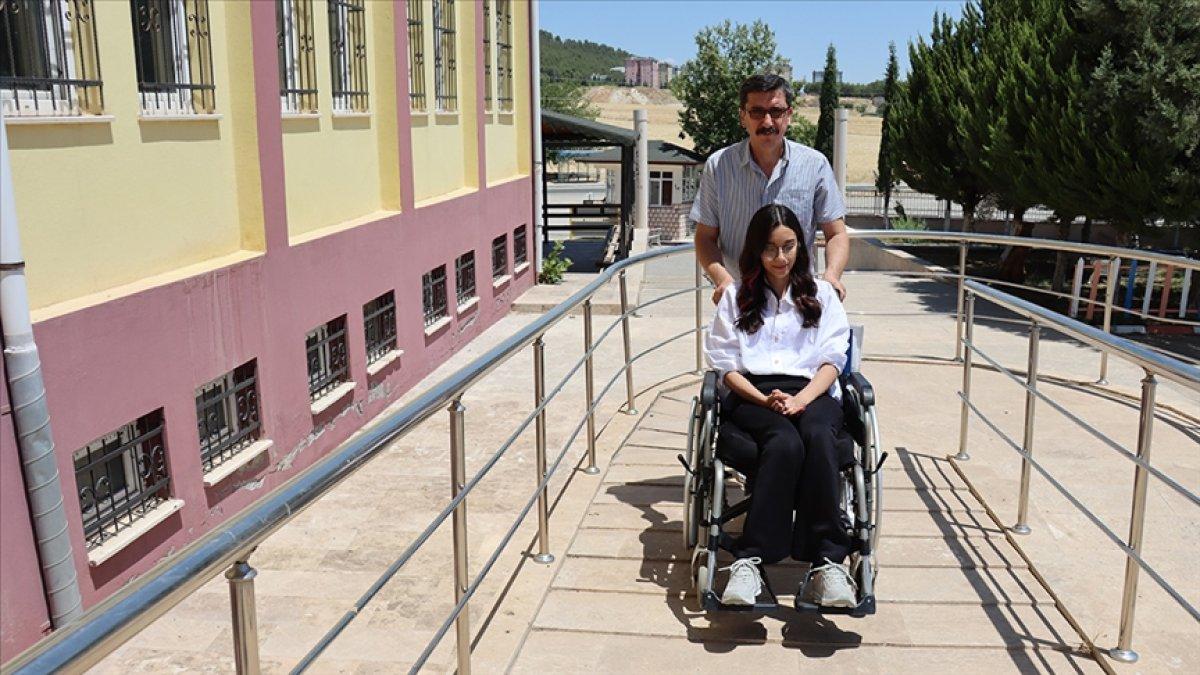 Hastane odasında fen lisesini kazanan Seren, YKS'de Adıyaman 1.'si oldu