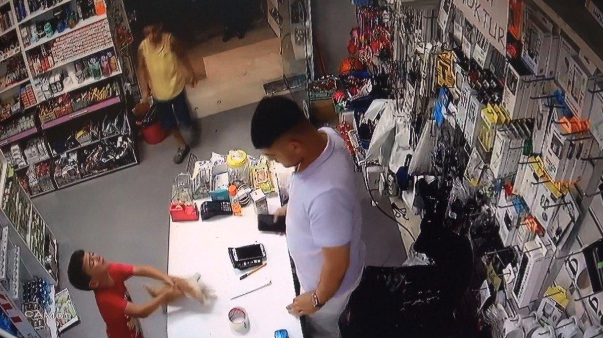 Sultangazi’de otomobil çarpan kediyi kalp masajıyla hayata döndürdü