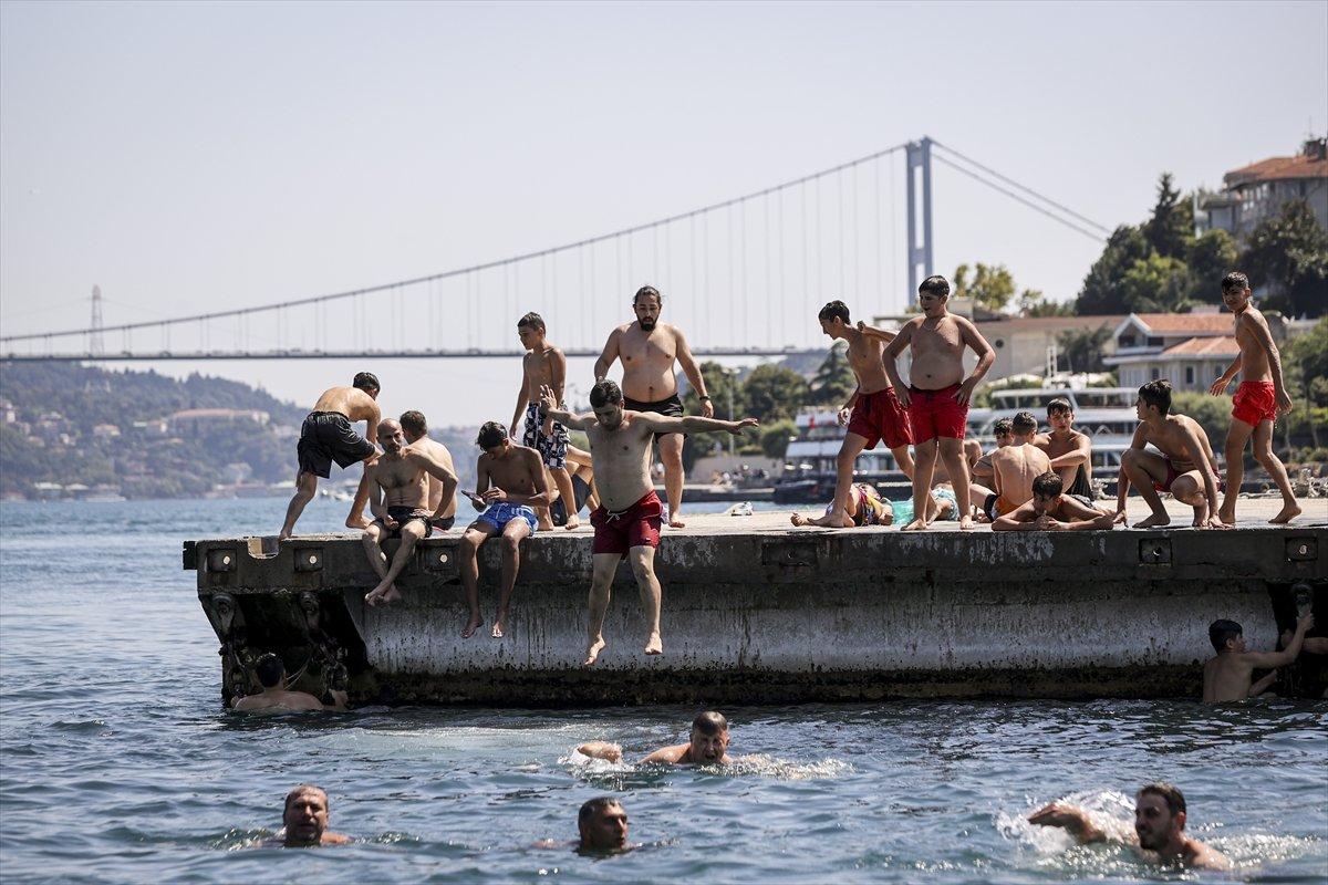 İstanbul'da sıcaktan bunalanlar sahillerde serinlemeye çalıştı