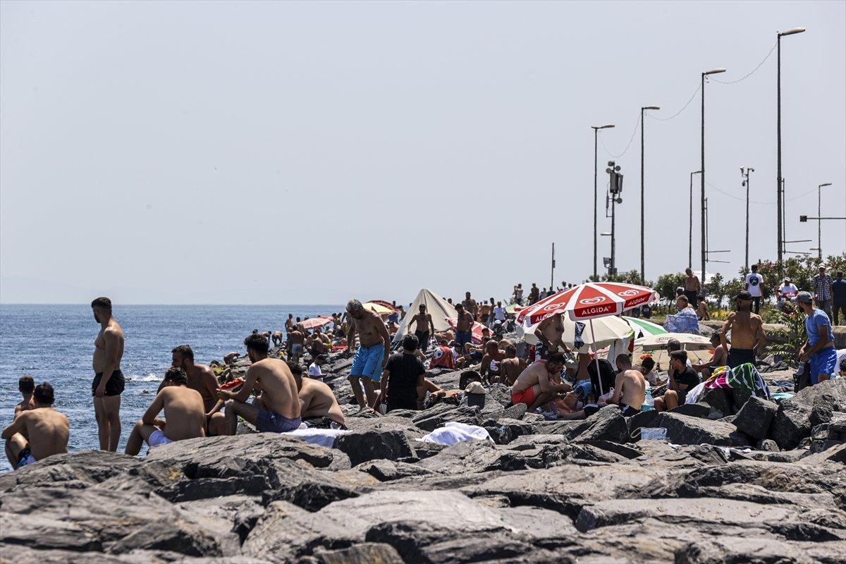 İstanbul'da sıcaktan bunalanlar sahillerde serinlemeye çalıştı