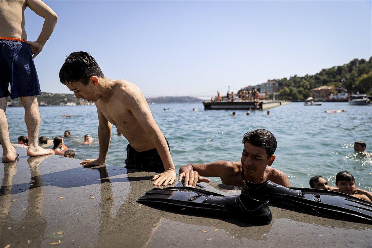 İstanbul'da sıcaktan bunalanlar sahillerde serinlemeye çalıştı