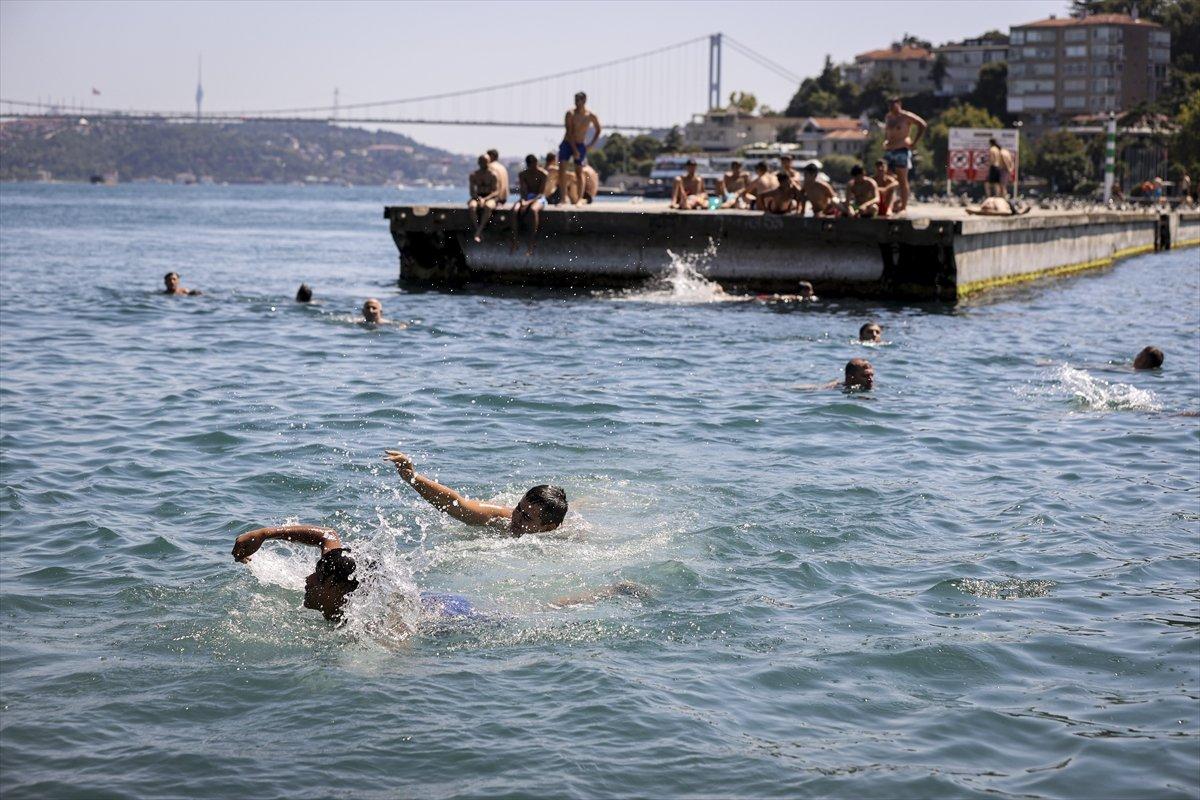 İstanbul'da sıcaktan bunalanlar sahillerde serinlemeye çalıştı