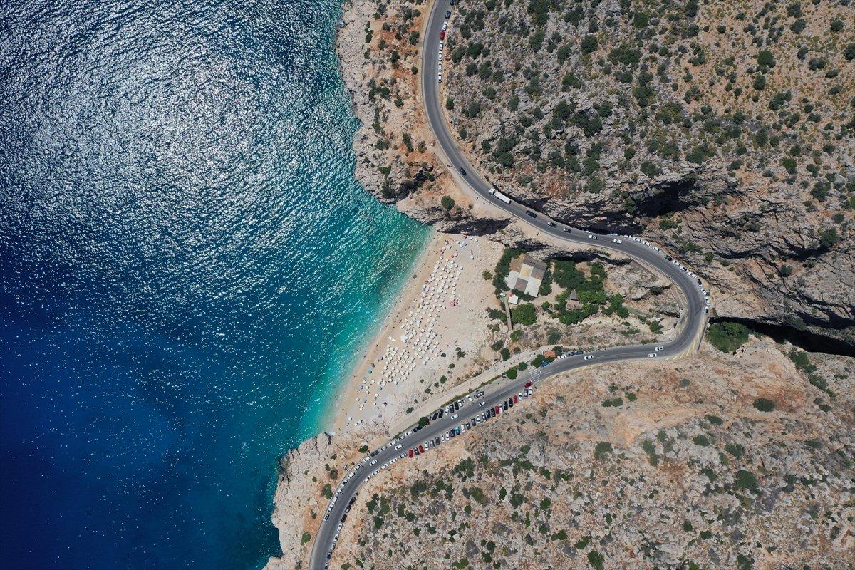 Sıcaklığın 5 derece arttığı Antalya'da yoğunluk sürüyor