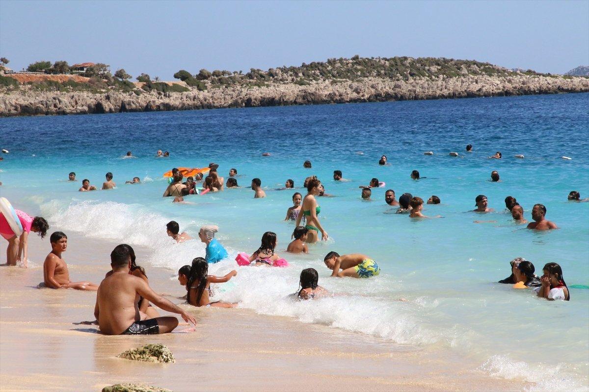 Sıcaklığın 5 derece arttığı Antalya'da yoğunluk sürüyor