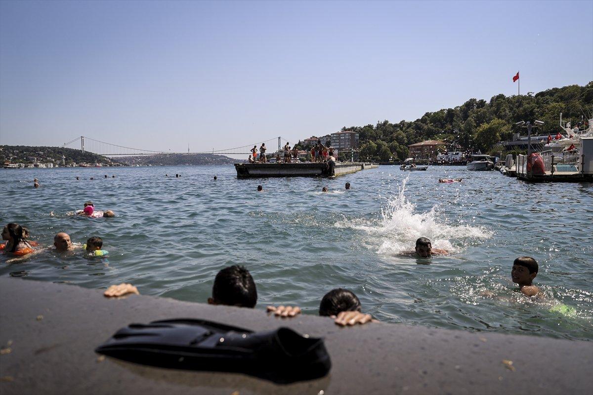 İstanbul'da sıcaktan bunalanlar sahillerde serinlemeye çalıştı