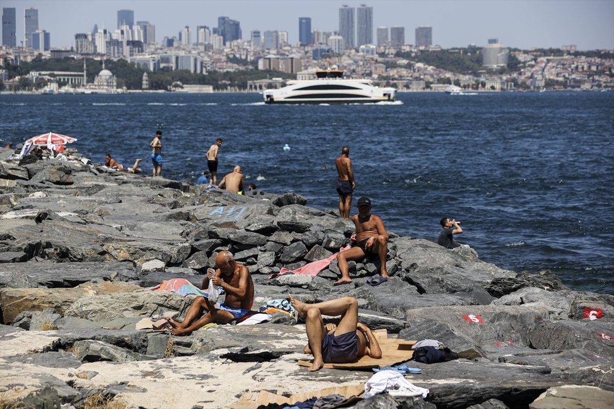 İstanbul'da sıcaktan bunalanlar sahillerde serinlemeye çalıştı