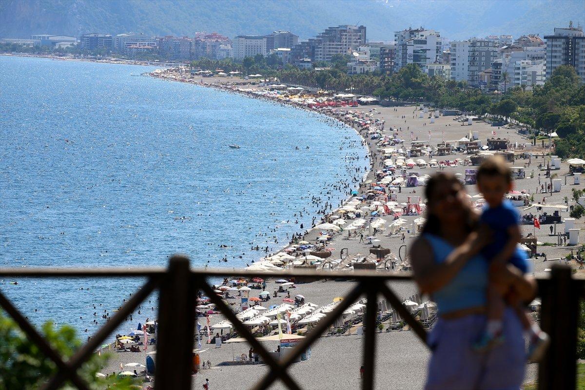Sıcaklığın 5 derece arttığı Antalya'da yoğunluk sürüyor