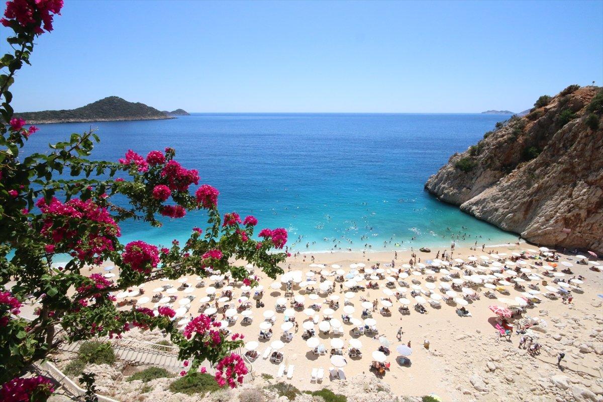 Sıcaklığın 5 derece arttığı Antalya'da yoğunluk sürüyor