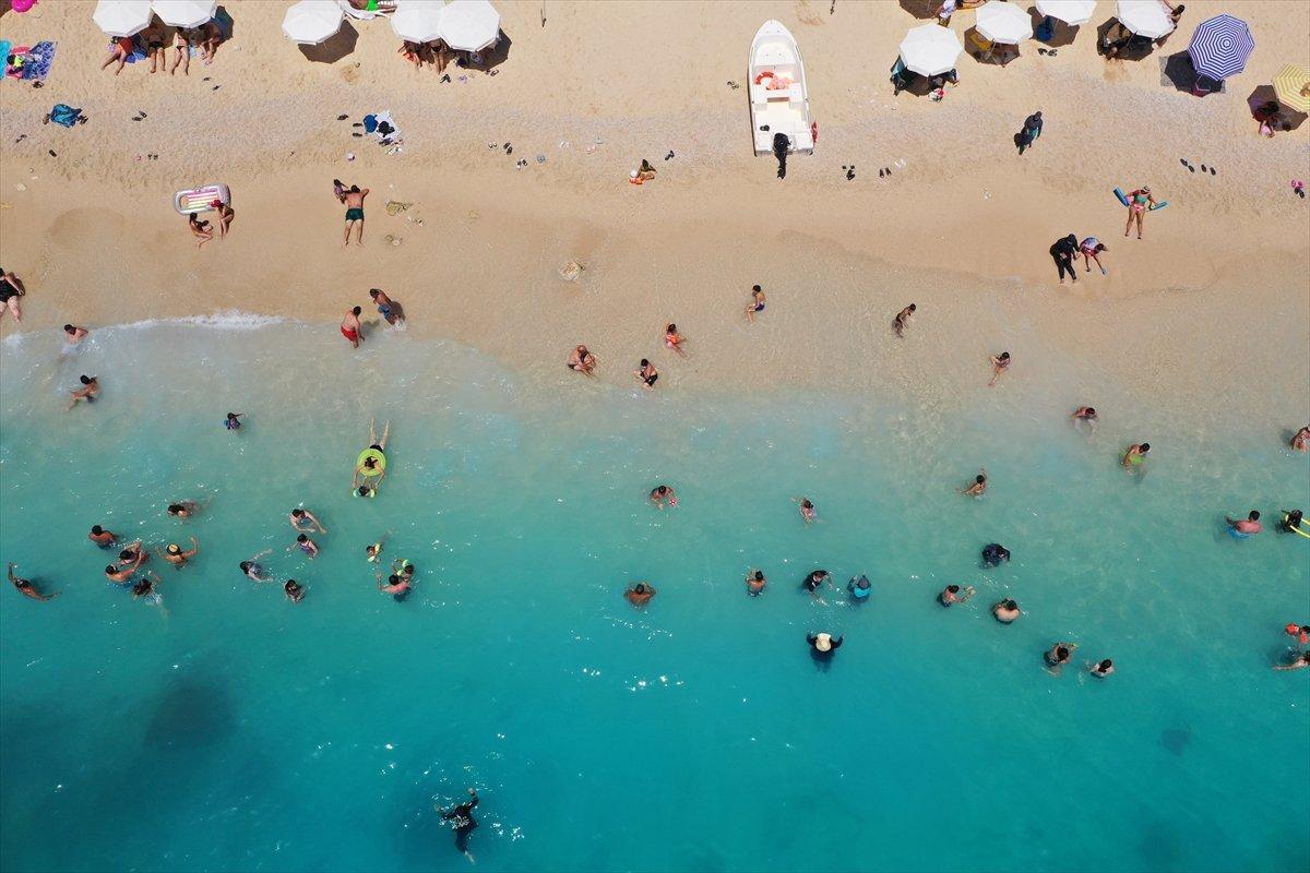 Sıcaklığın 5 derece arttığı Antalya'da yoğunluk sürüyor